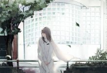 白裙少女静立街角8K壁纸 免费下载-木豆壁纸网