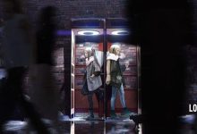 雪夜街角的两个女孩8K壁纸 免费下载-木豆壁纸网